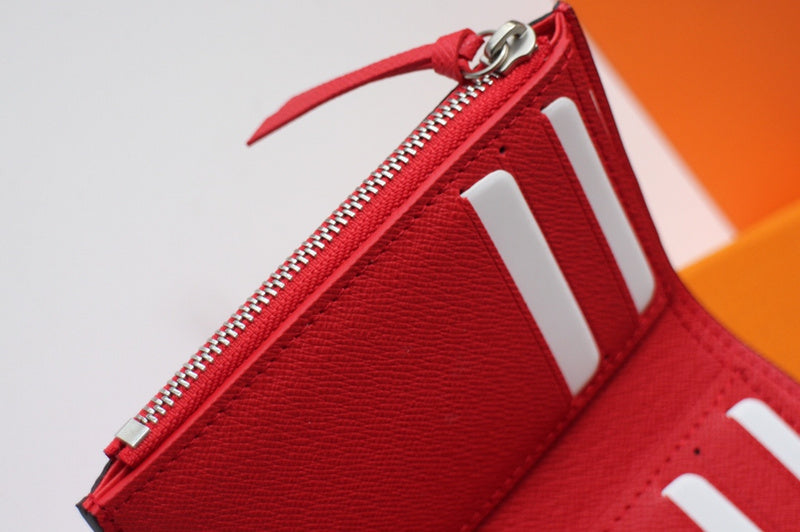 Side profile of everyday-luxe polished women's handbag – women's statement bag