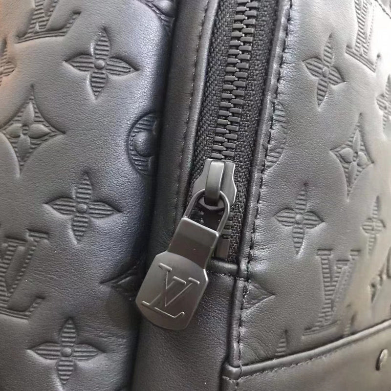 Handle and strap detail of classic modern women's handbag – women's everyday handbag