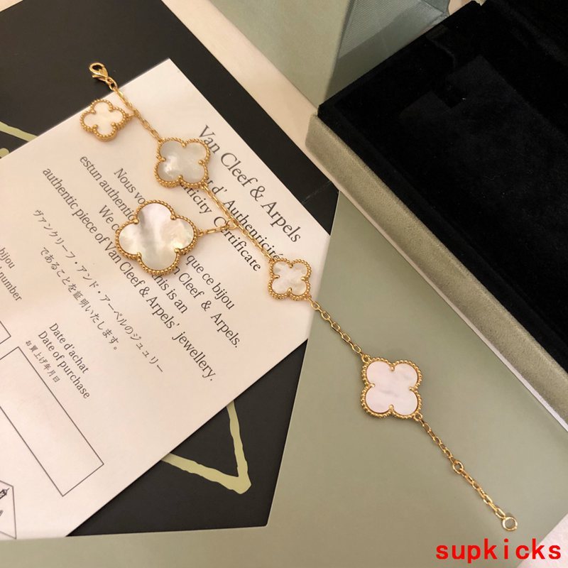 Front view of Van Cleef & Arpels unisex jewelry piece