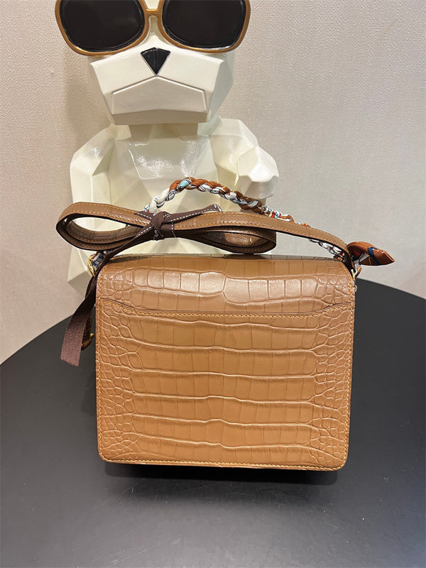  signature everyday bag detail view showing craftsmanship
