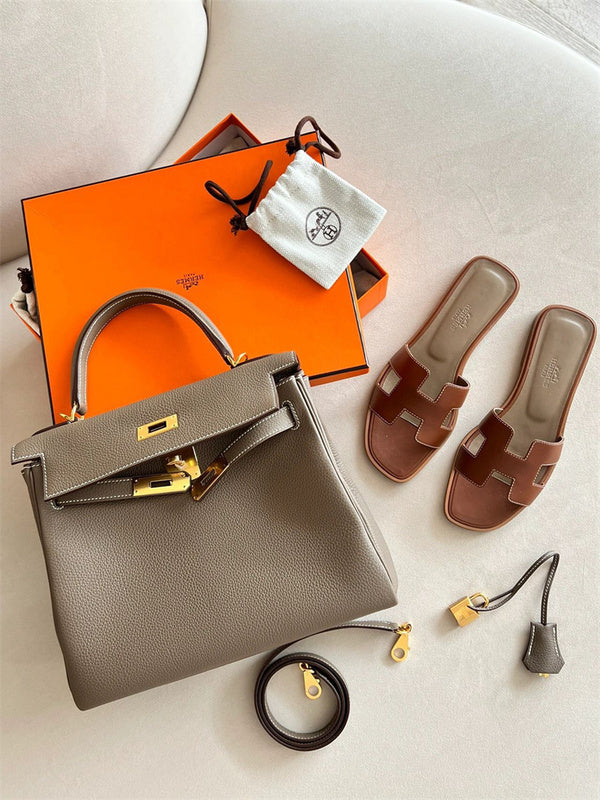  Classic handbag carried on shoulder 10