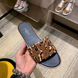 Three-quarter angle view of Louis Vuitton luxury piece style No.021