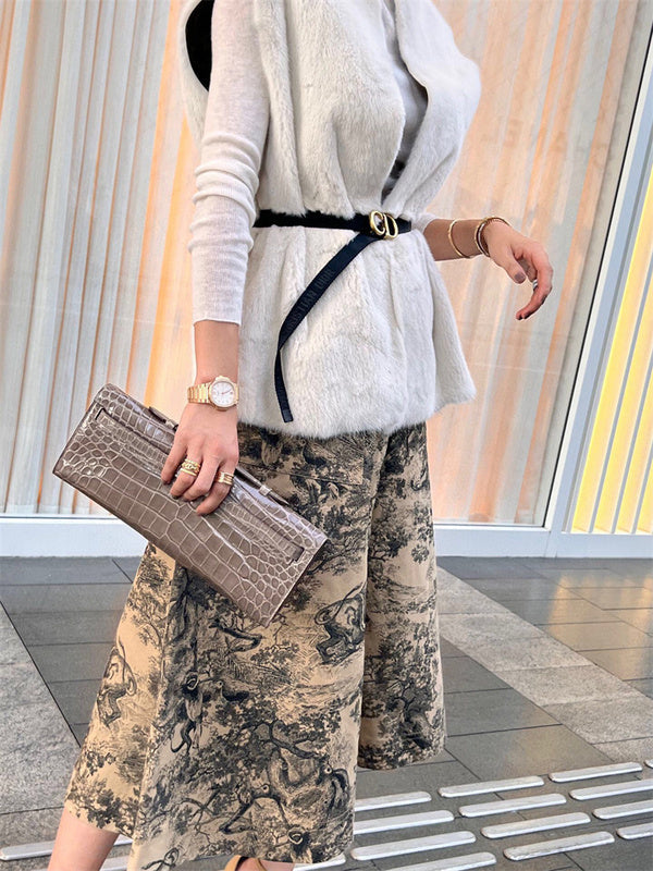  Sophisticated handbag carried on shoulder 22
