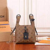  everyday bag close-up of hardware and finish 11
