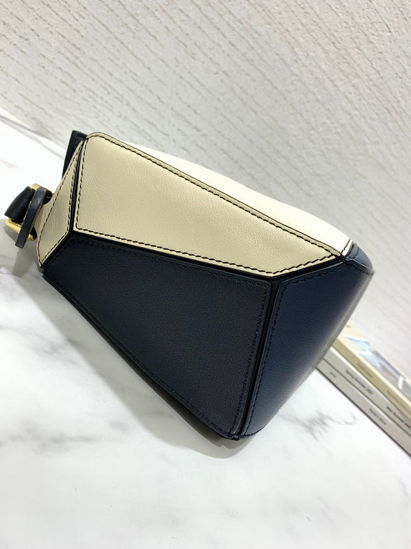 Ziva's Charm handbag – detail view (18cm*12cm*7cm)