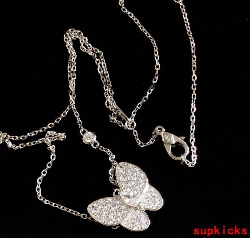 Close-up detail view of Van Cleef & Arpels unisex jewelry piece