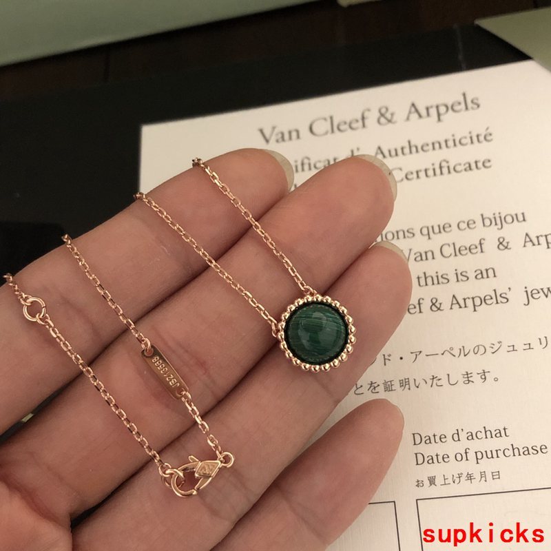 Full view of Van Cleef & Arpels unisex jewelry piece