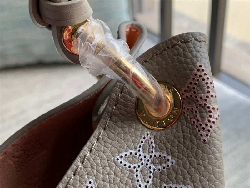  shoulder bag interior and compartment view