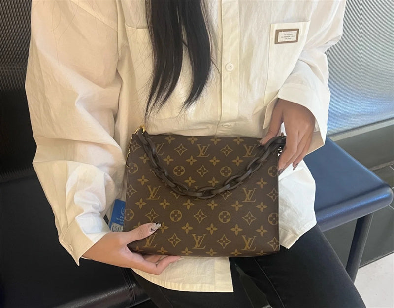  statement tote bag styled with outfit 18