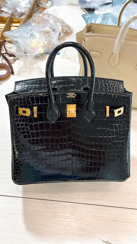  Streamlined tote bag carried on shoulder