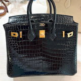  Streamlined tote bag carried on shoulder