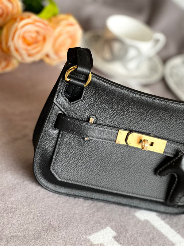  graceful shoulder bag detail view showing craftsmanship 8