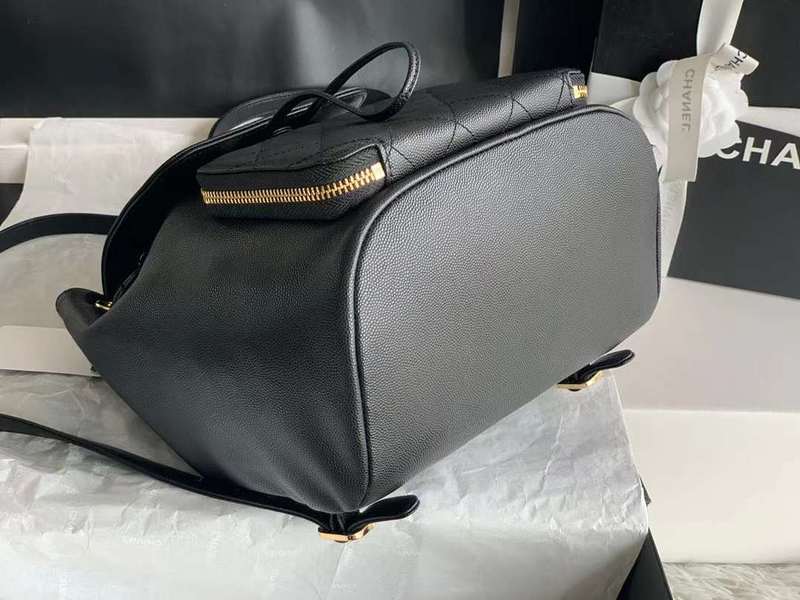 Handle and strap detail of statement refined women's handbag – women's statement bag