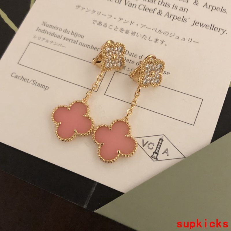 Front view of Van Cleef & Arpels unisex jewelry piece