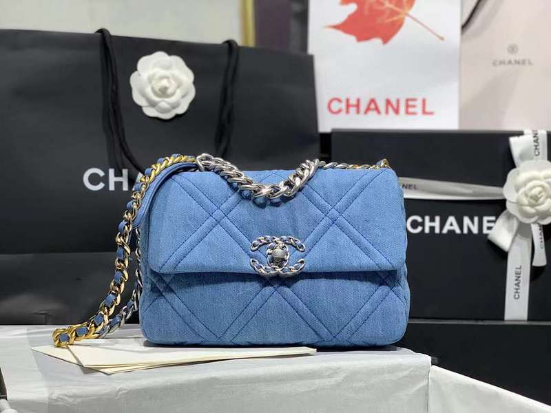 Zivas Charm Understated Luxury Luxury Handbag (Signature Shape & Finish) – Detail View