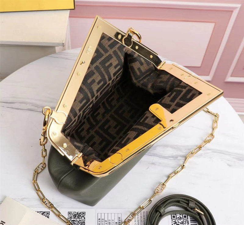 Ziva's Charm handbag – detail view (Standard Size)