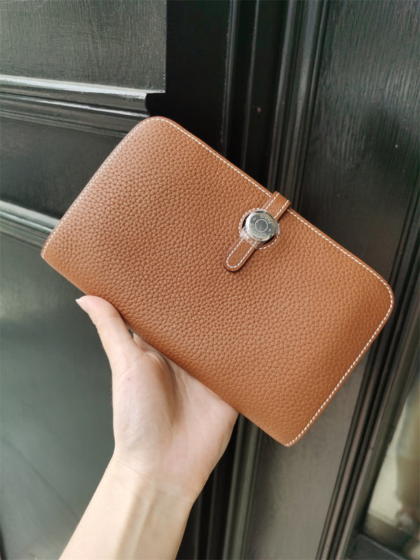  Signature shoulder bag front view