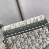 Front view of everyday-luxe polished women's handbag – women's designer-style accessory