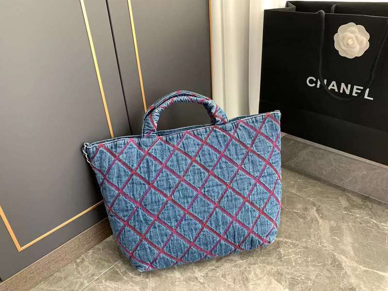 Zivas Charm Elevated Essentials Everyday Handbag (Everyday Luxury Essential) – Close-Up Detail