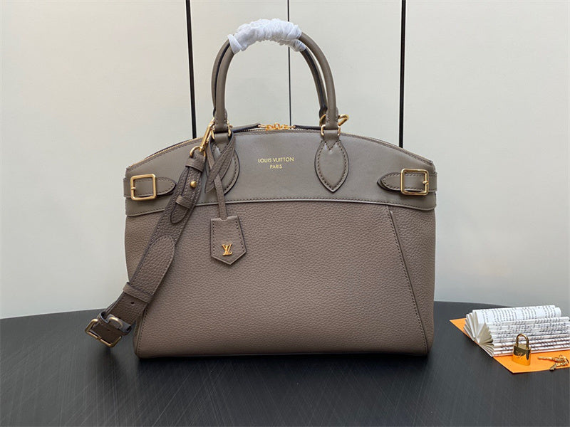  Refined tote bag carried on shoulder 16