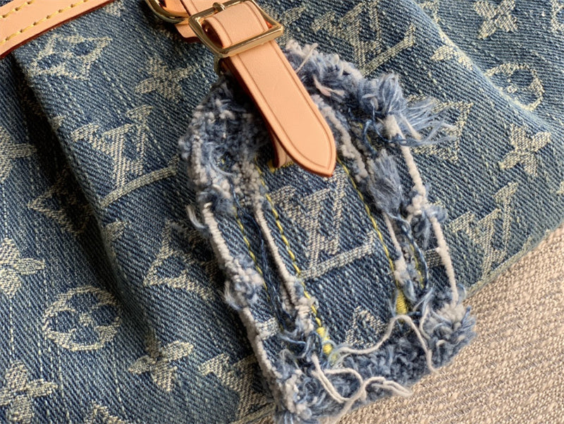  Elegant shoulder bag carried on shoulder