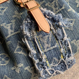  Elegant shoulder bag carried on shoulder