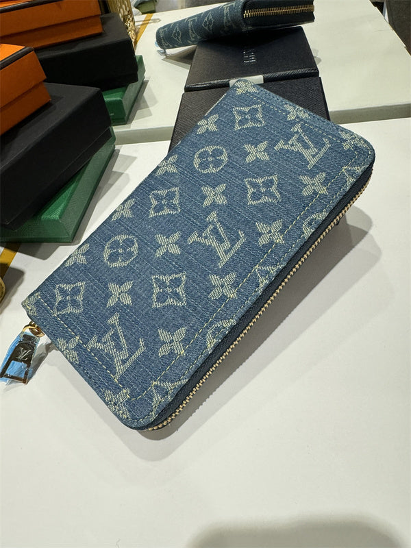  crossbody bag interior and compartment view