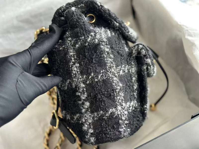 Zivas Charm Chic Craftsmanship Everyday Handbag (Versatile Style Statement) – Close-Up Detail