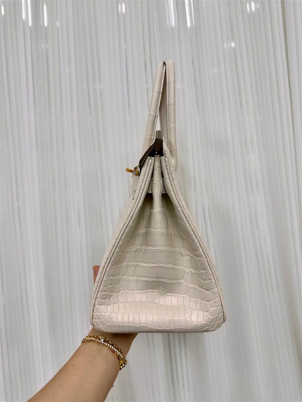  structured bag interior and compartment view 9