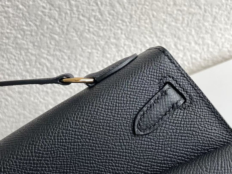  Sleek shopper bag carried on shoulder