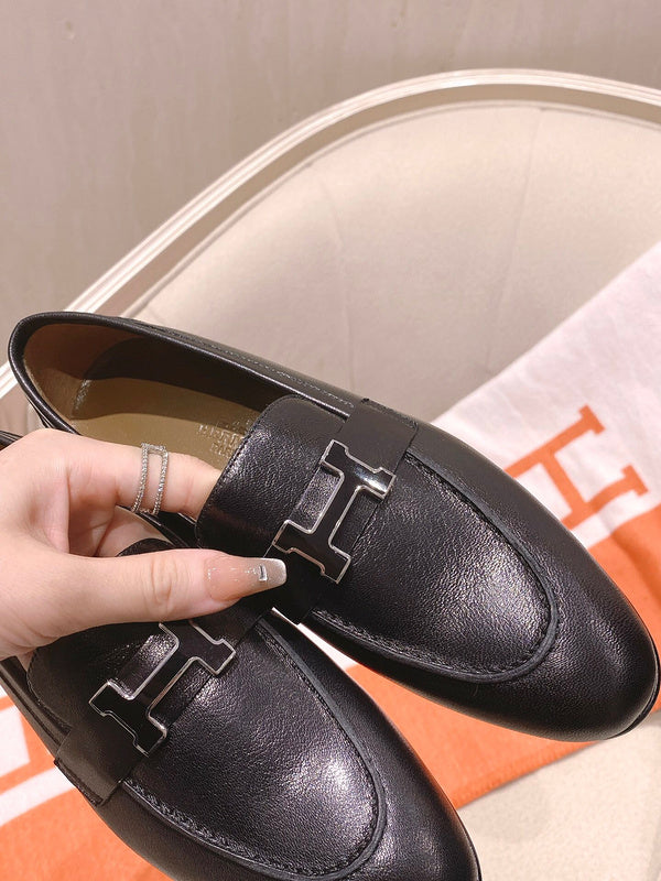 Hermès Grey Bow-Detail Flats - Close-Up Texture View