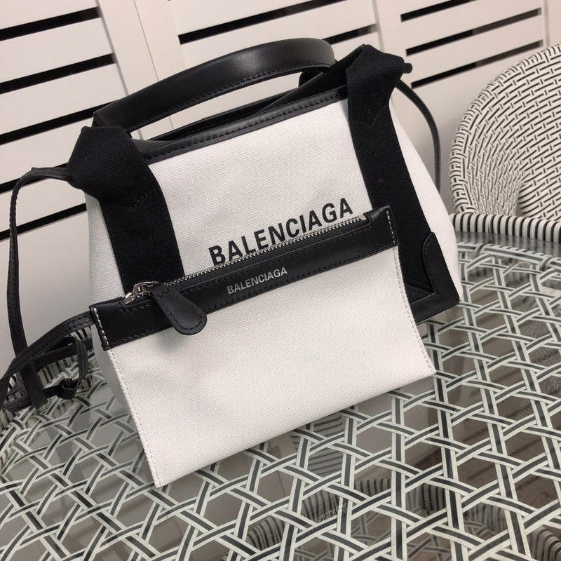 Back view of everyday-luxe modern women's handbag – women's designer-style accessory