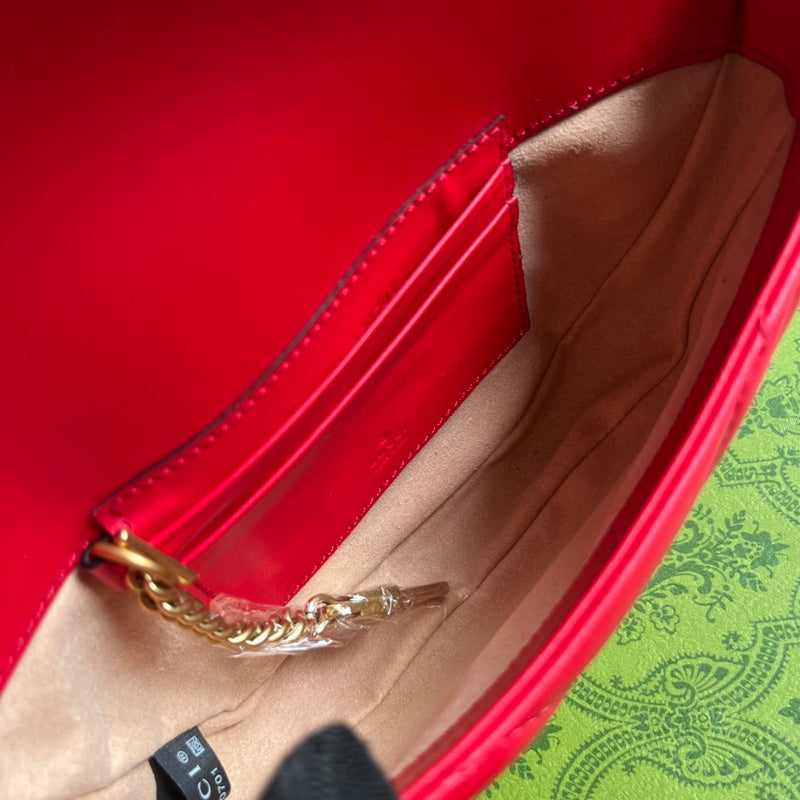 Side profile of chic polished women's handbag – women's everyday handbag