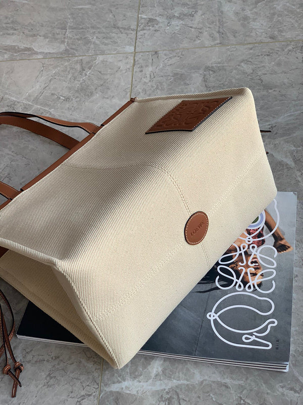 Ziva's Charm handbag – product shot (32cm*24cm*16cm)
