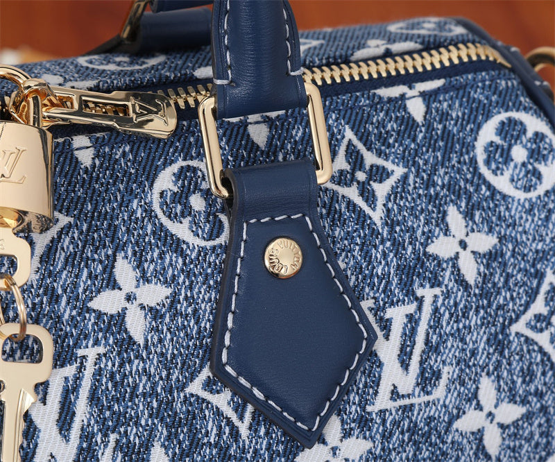  Clean-Lined everyday bag front view 7