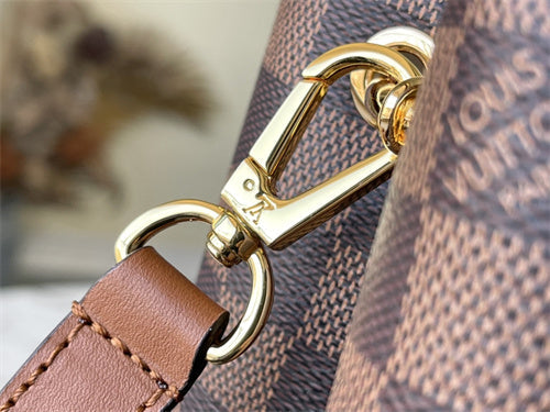  handbag close-up of hardware and finish 11