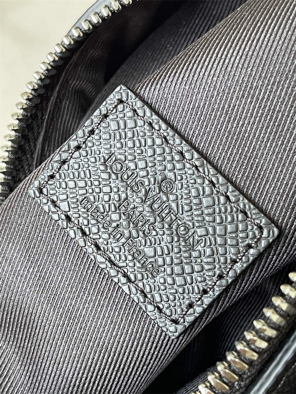  Essential handbag carried on shoulder 10