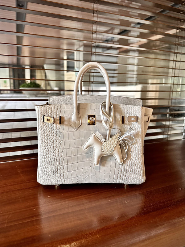  Sophisticated tote bag front view