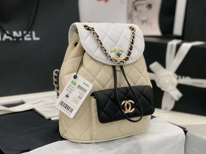 Zivas Charm Understated Luxury Luxury Handbag (Structured Everyday Essential) – Detail View