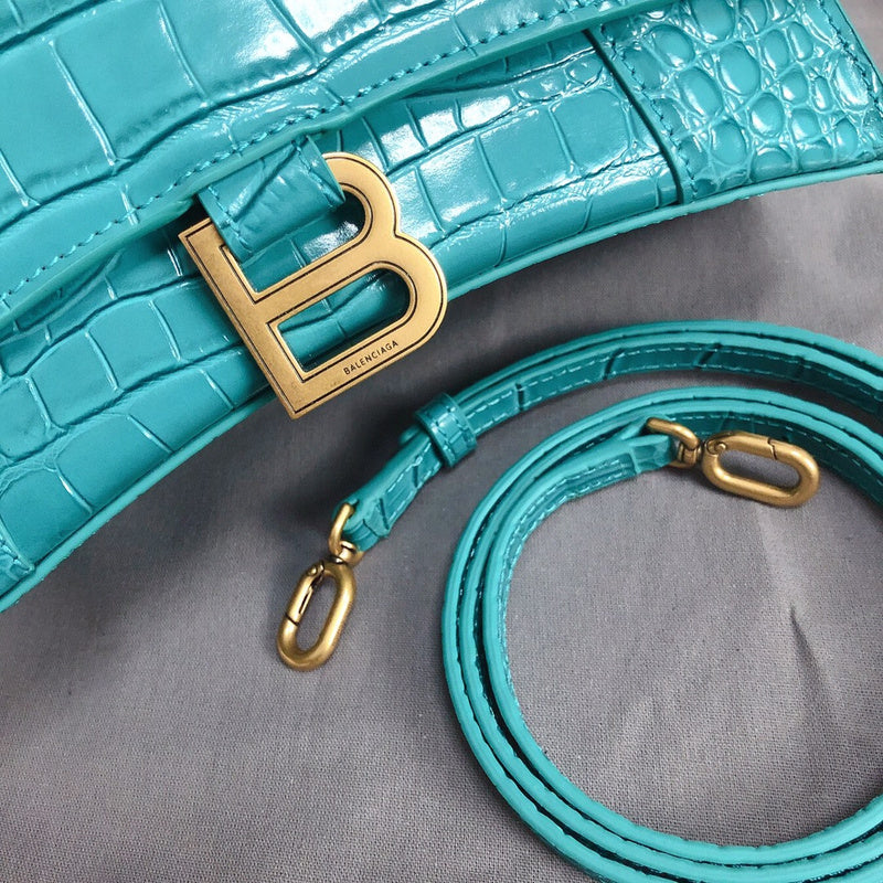 Handle and strap detail of chic everyday-luxe women's handbag – women's everyday handbag