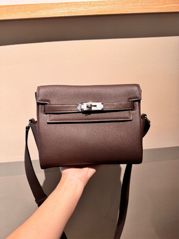 Fluid handbag styled for everyday wear