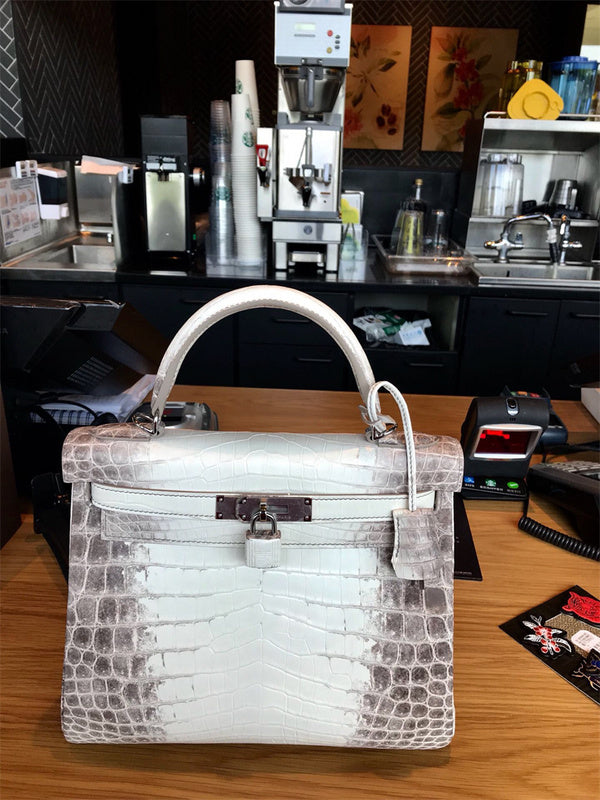  Everyday structured bag carried on shoulder
