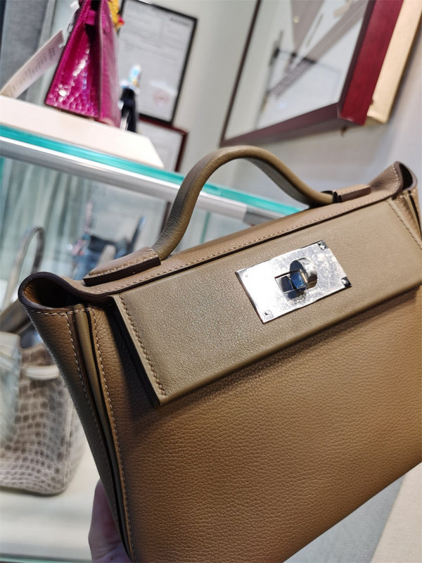  Sophisticated tote bag front view 7