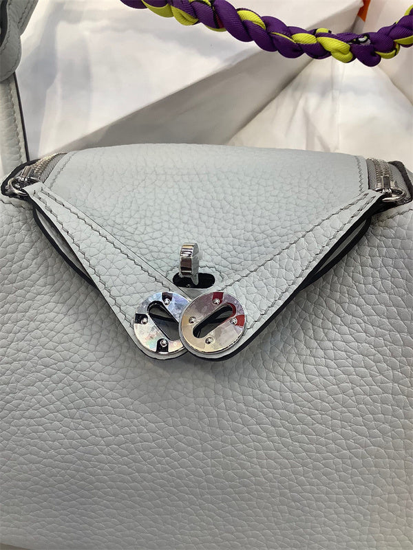  essential everyday bag detail view showing craftsmanship 14