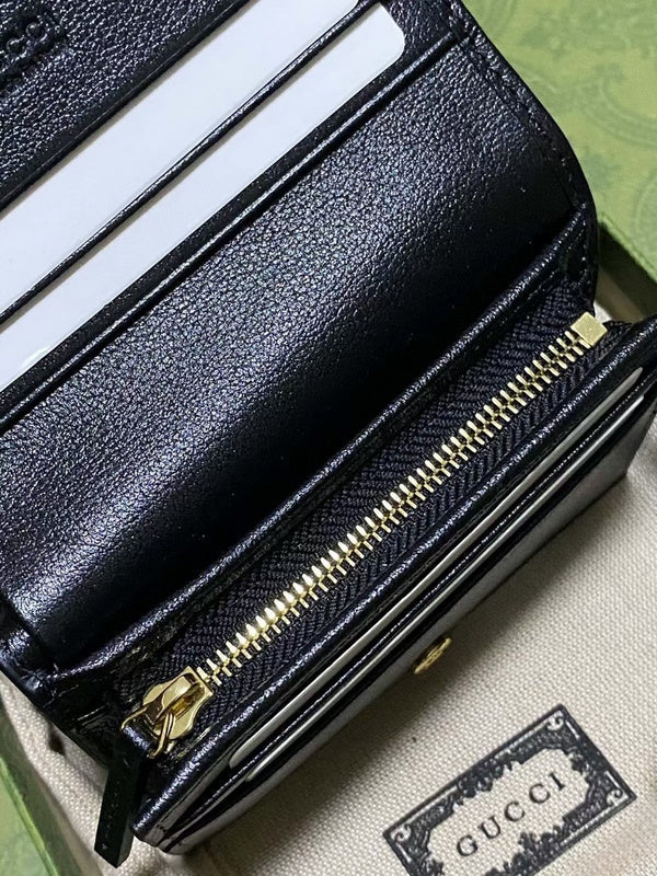 Side profile of statement modern women's handbag – women's luxury accessory