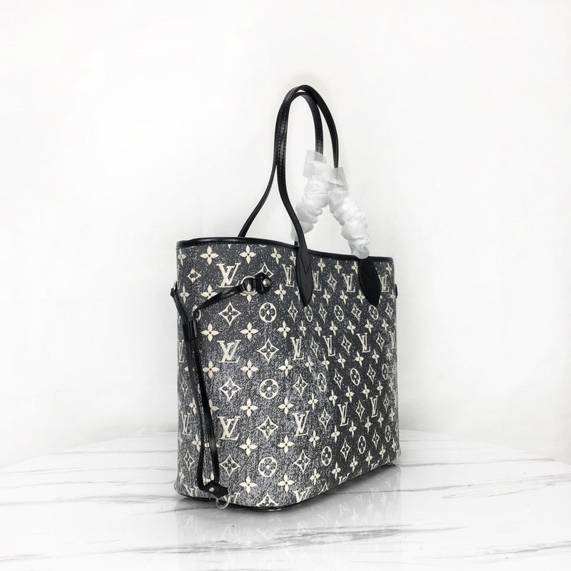 Interior view of everyday-luxe premium women's handbag – women's luxury accessory