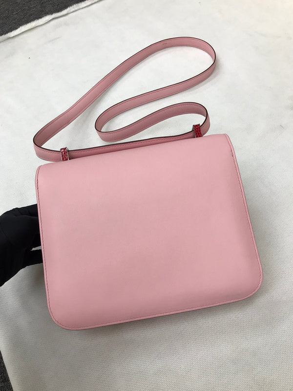 Versatile handbag styled for everyday wear