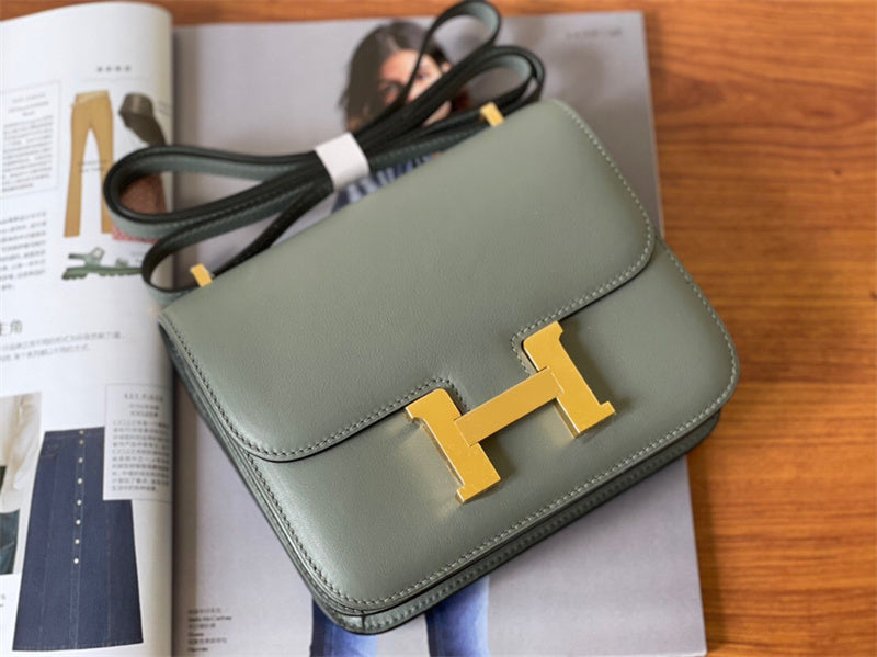  effortless carryall bag detail view showing craftsmanship