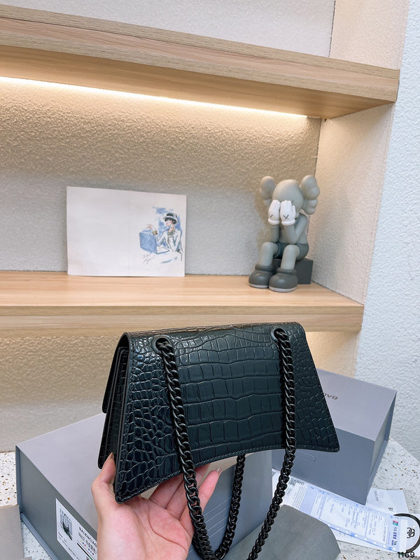 Ziva's Charm handbag – back view (one versatile size)