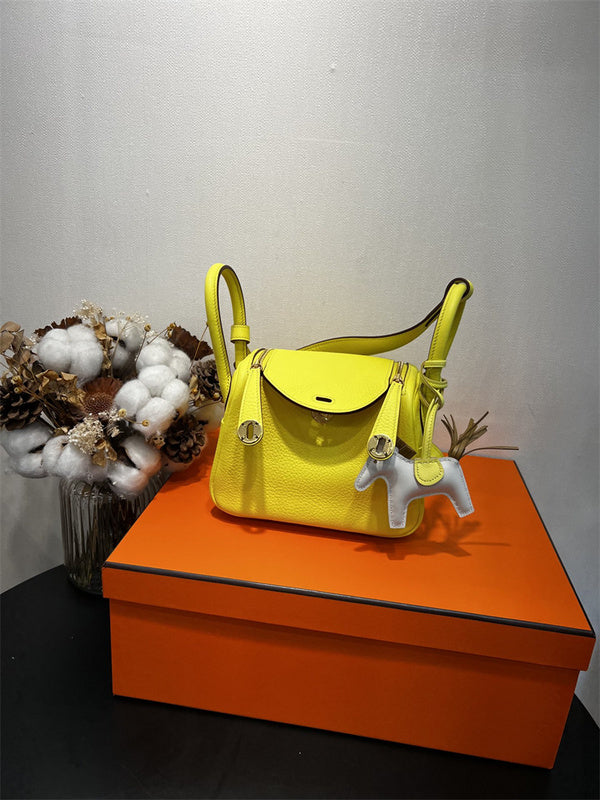  tote bag interior and compartment view 15